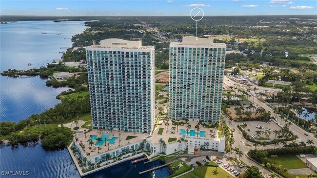 Foto del edificio - 3000 Oasis Grand Blvd