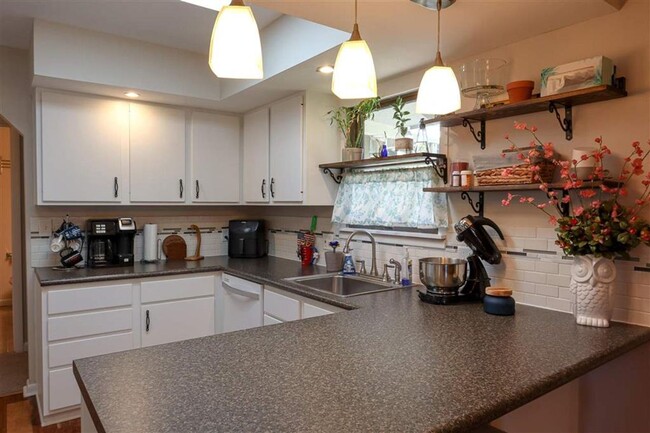 Building Photo - Beautiful Home, Close to Milford Lake