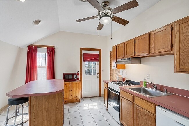 Foto del edificio - 561 E 6th St