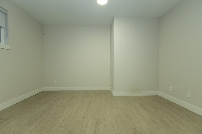 Photo du bâtiment - 4500 Stephen Leacock Dr