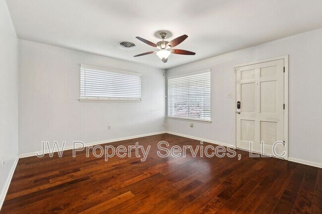 Foto del edificio - 2455 Mercedes Blvd