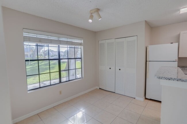 Building Photo - 385 Woodside Dr