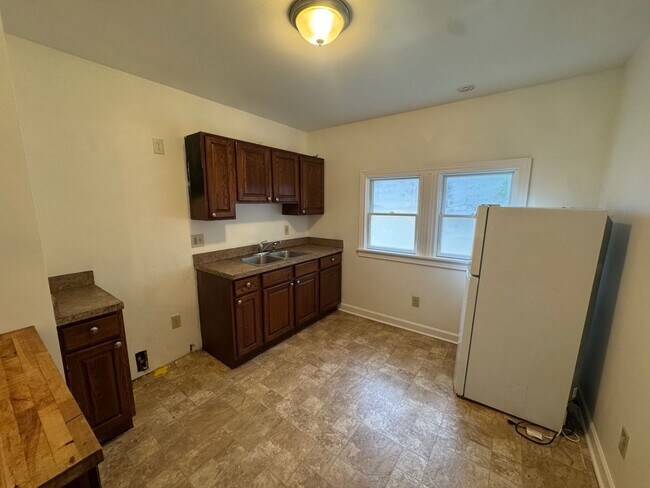 Building Photo - 14221 Glenside Rd