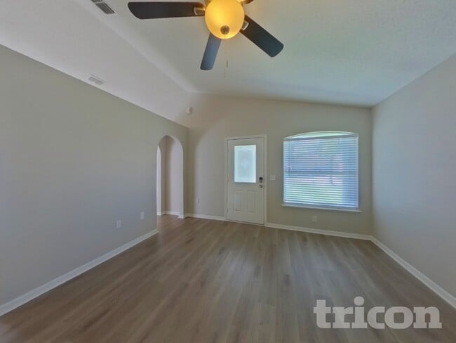 Building Photo - 5852 Lake Front Dr