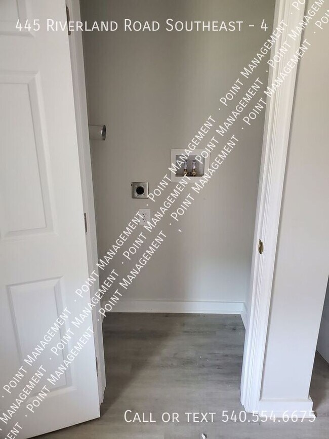 Foto del edificio - 445 Riverland Rd SE