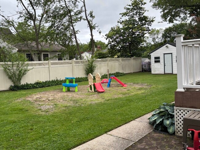 Fully fenced yard with shed - 173 Lincoln Blvd
