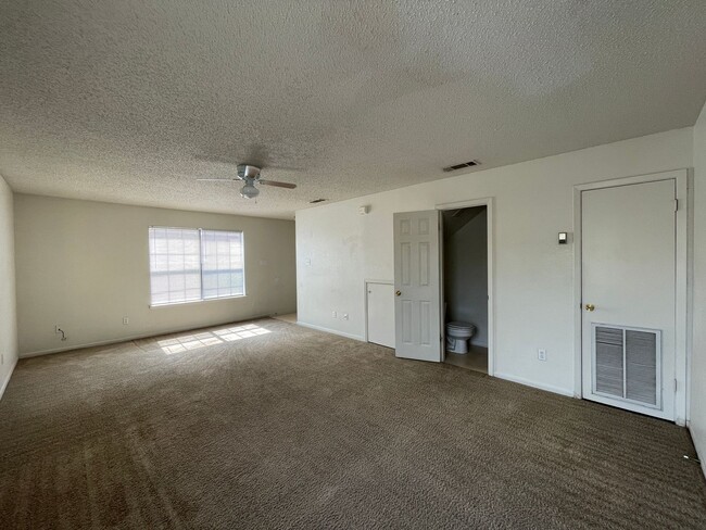 Building Photo - 904 Clairidge Ave