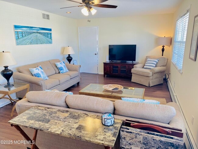 Building Photo - 19 Diane Ln