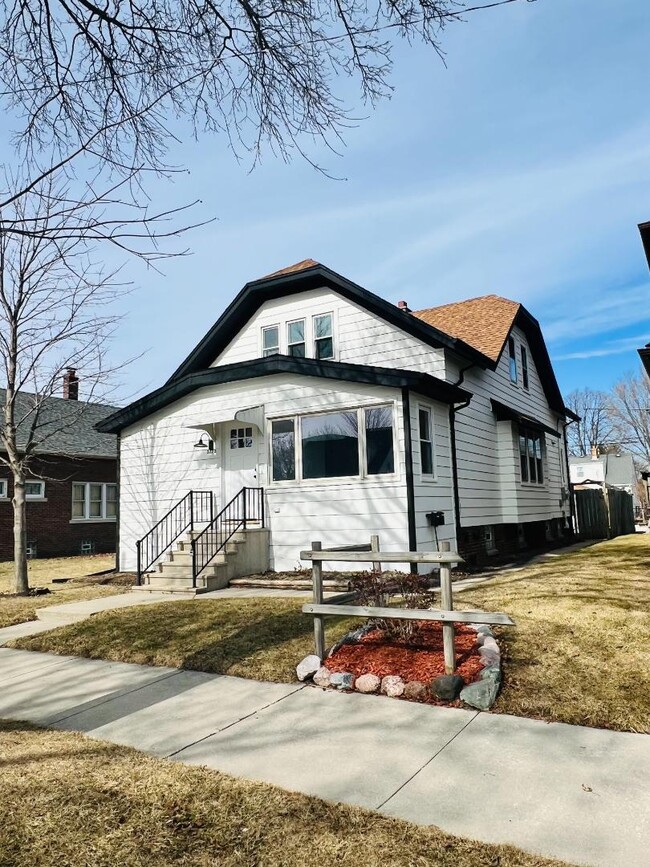 Building Photo - 3770 E Somers Ave