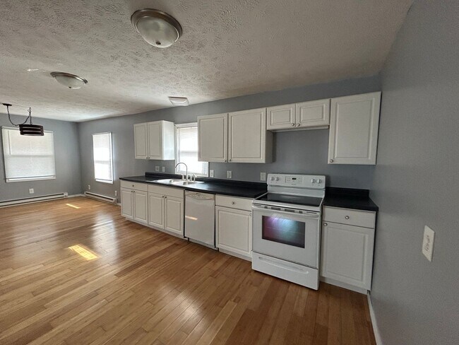 Building Photo - Freshly Painted Spacious 3 Bedroom / 2 Bat...