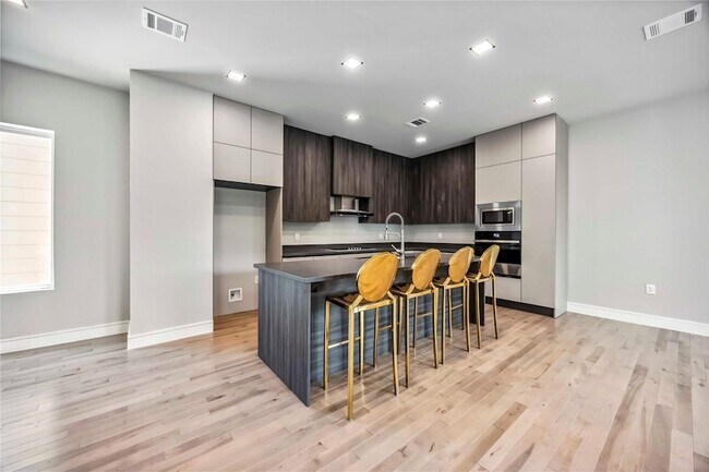 Foto del edificio - 1113 W 21st St