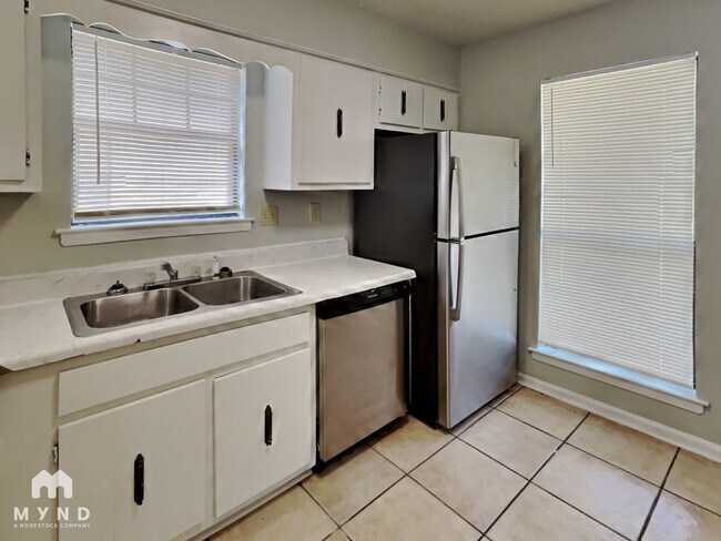 Building Photo - 2139 Oldfield Dr