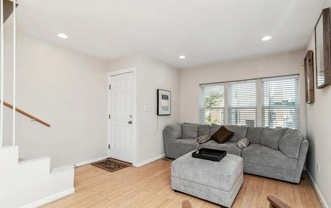 Foto del edificio - Spacious 4-Bedroom Townhome Near Johns Hop...