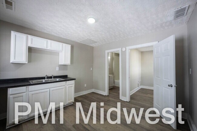 Foto del edificio - "Chic & Cozy 1-Bed Urban Retreat in Indianapolis – Perfectly Compact Living!"