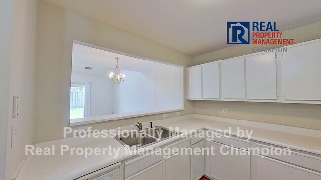Foto del edificio - Immaculate Townhome near Monkey Junction