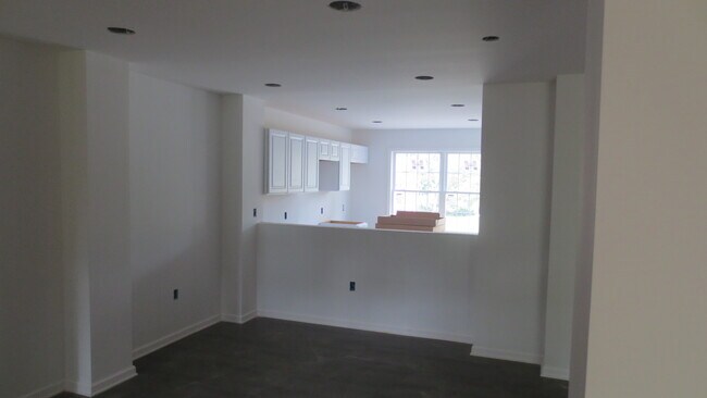 Building Photo - 200 Economy St
