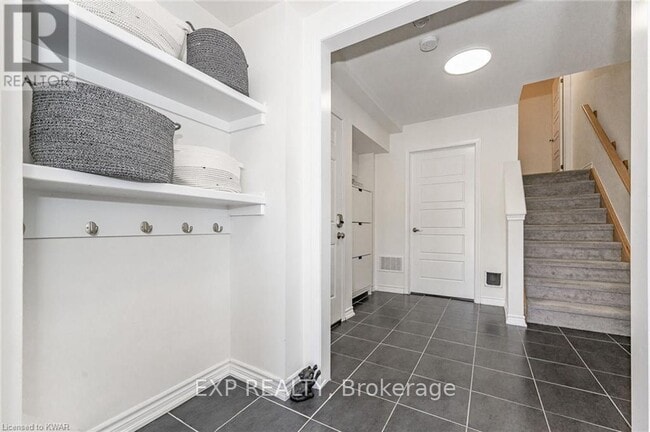 Building Photo - 8 Stratus St