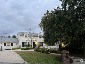 Building Photo - 401 Silvery Ln