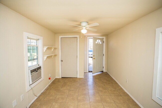 Building Photo - Lovely Rear Unit with a Yard!