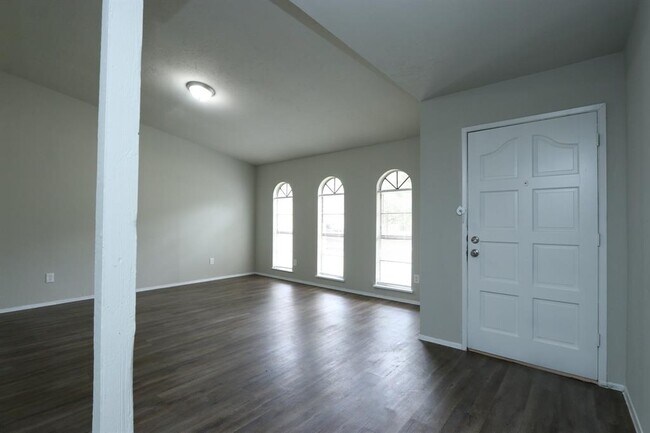 Foto del edificio - 24018 Reagon Canyon Dr
