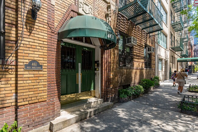 Entrance - 461 W 44th St