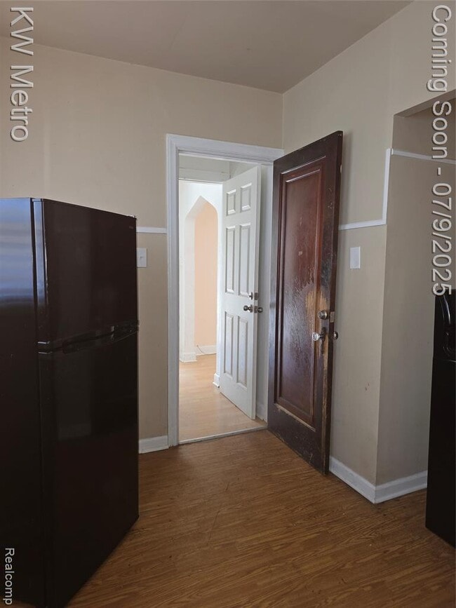 Building Photo - 8595 Cloverlawn Ave