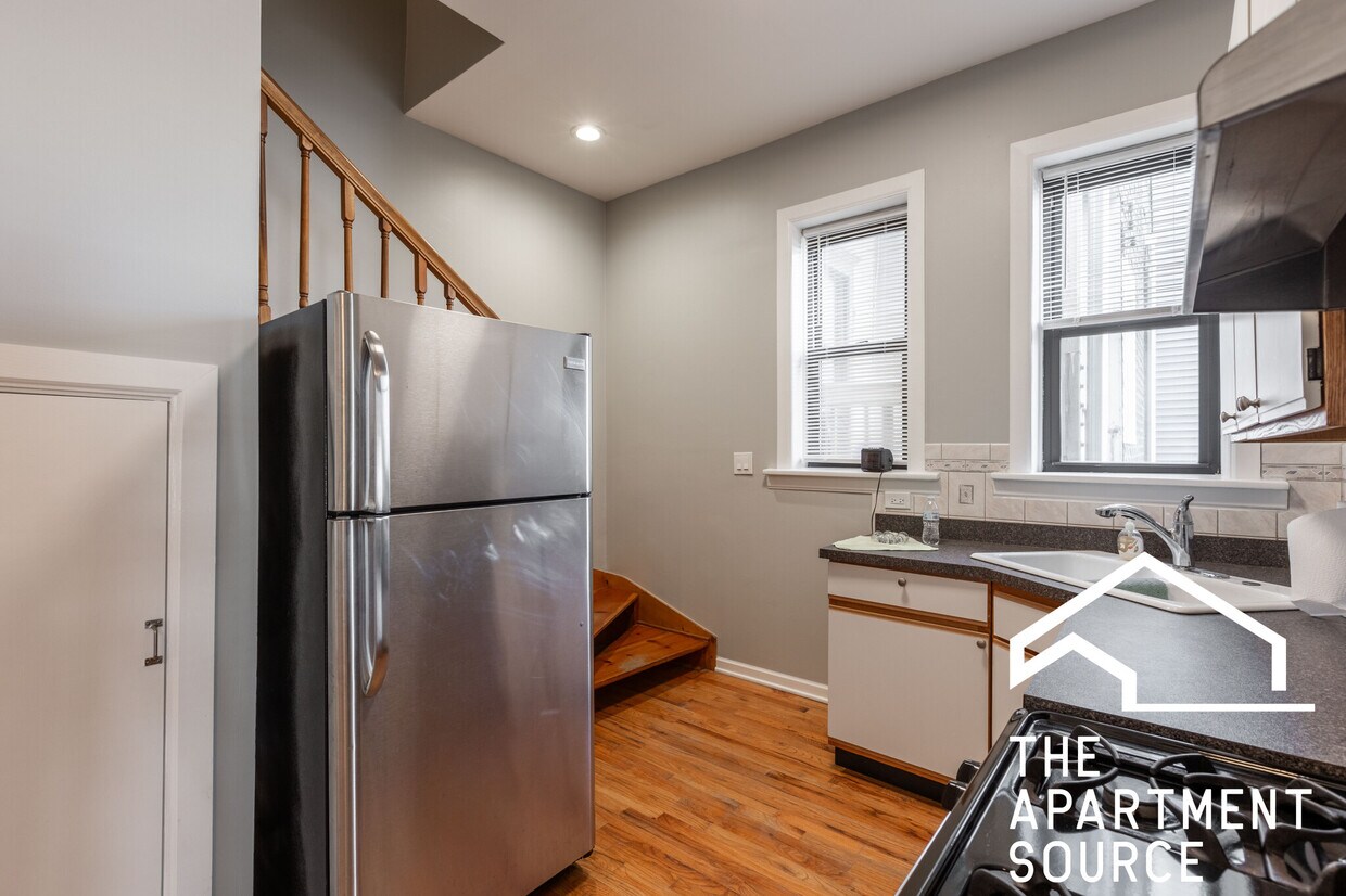 Primary Photo - 2202 W Belmont Ave
