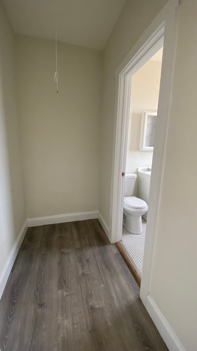 Building Photo - 839 W Sheridan Rd