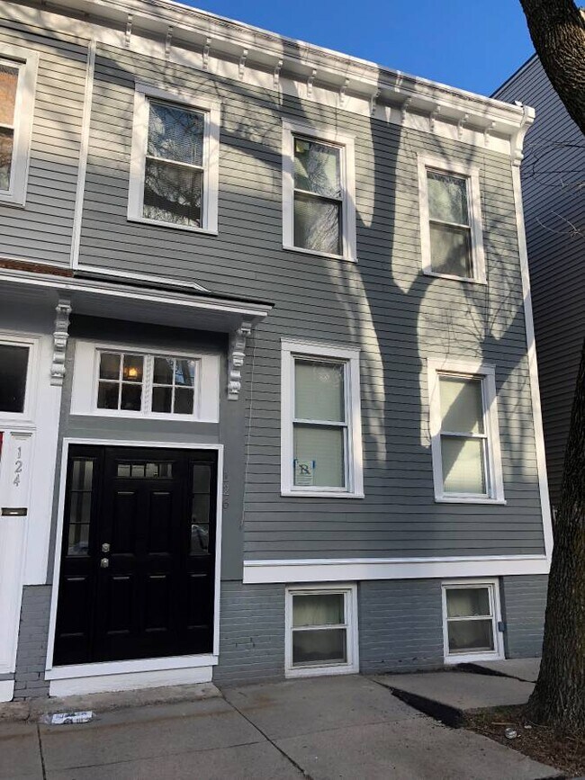 Foto del edificio - 126 Everett St