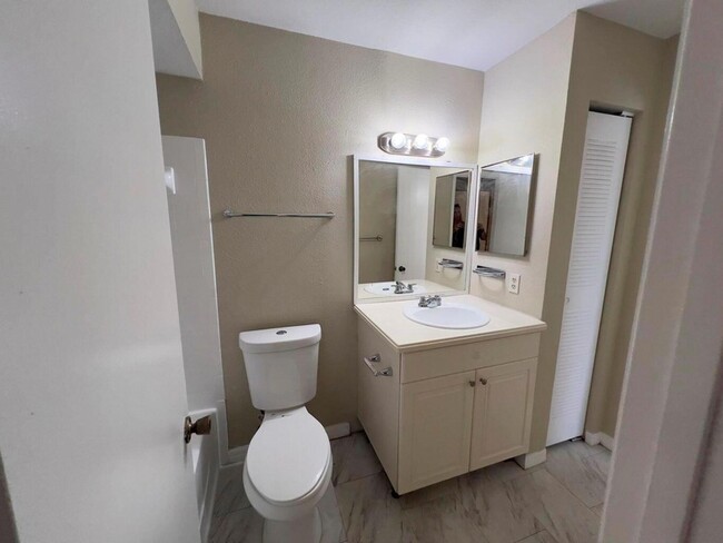 Foto del edificio - 1401 Village Blvd