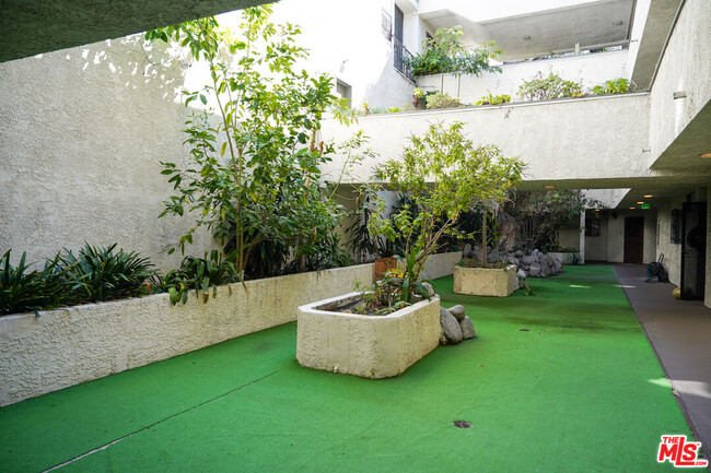 Foto del edificio - 630 N Grand Ave
