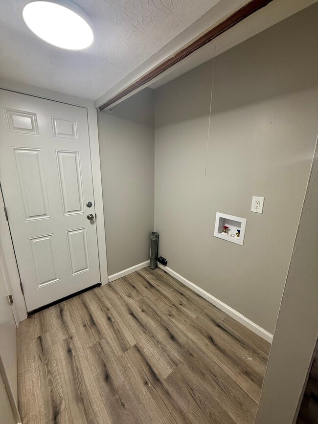 Building Photo - 5584 Chatford Dr
