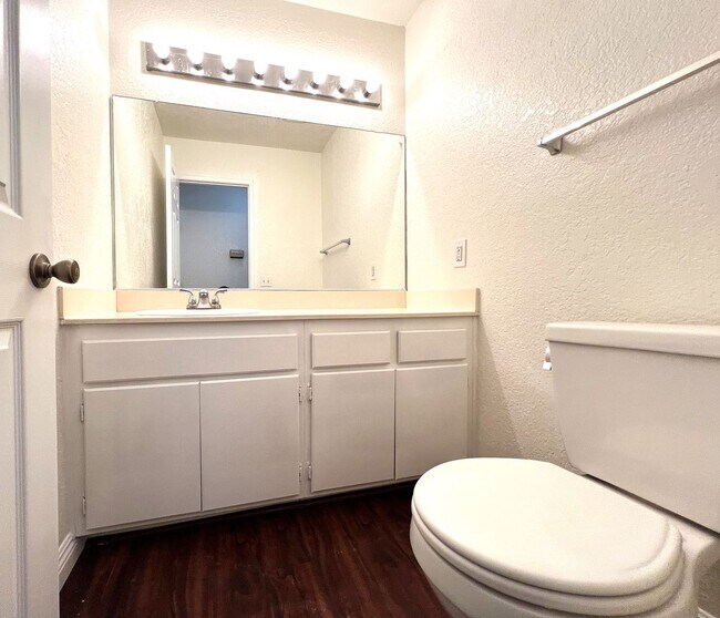 Building Photo - Beautiful 3 Bedrooms, 2.5 Bathrooms Single...
