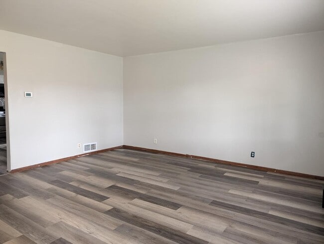 Building Photo - 9402 W Silver Spring Dr