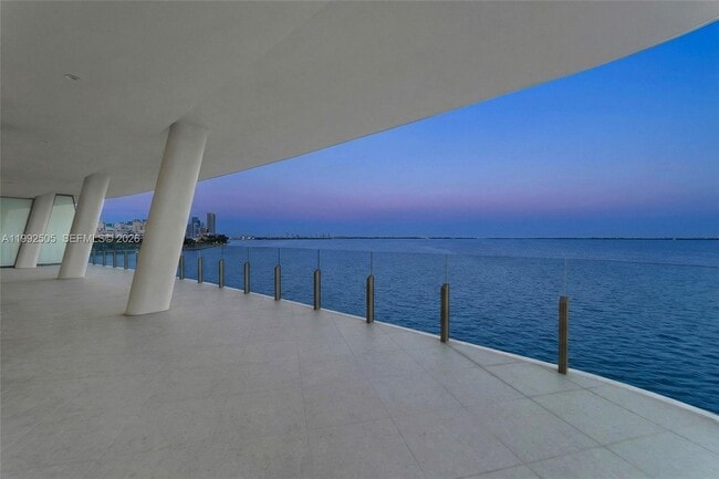 Foto del edificio - 5 Grove Isle Dr