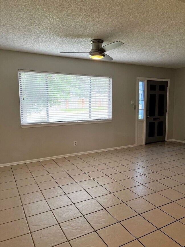 Foto del edificio - 2 br, 1.5 bath House - 105  W Silver Sands Dr