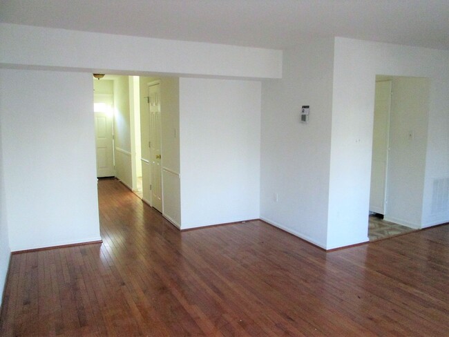 Foto del edificio - Beautiful 3 Bed 3.5 Bath Townhome With Gor...