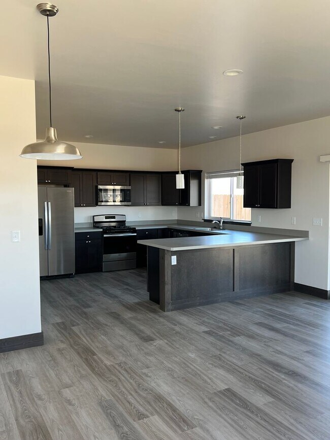 Building Photo - 3 Bed 2.5 Bath with double attached garage in Belgrade