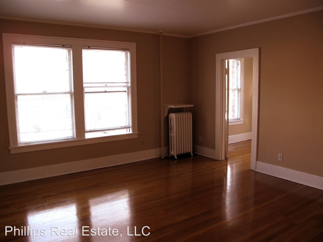 Primary Photo - 119 W Roy St