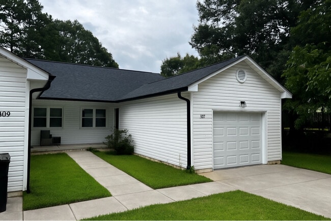 Building Photo - 307 W McNeely Ave
