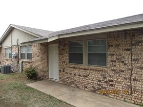 Building Photo - 7914 NW Crossland Cir