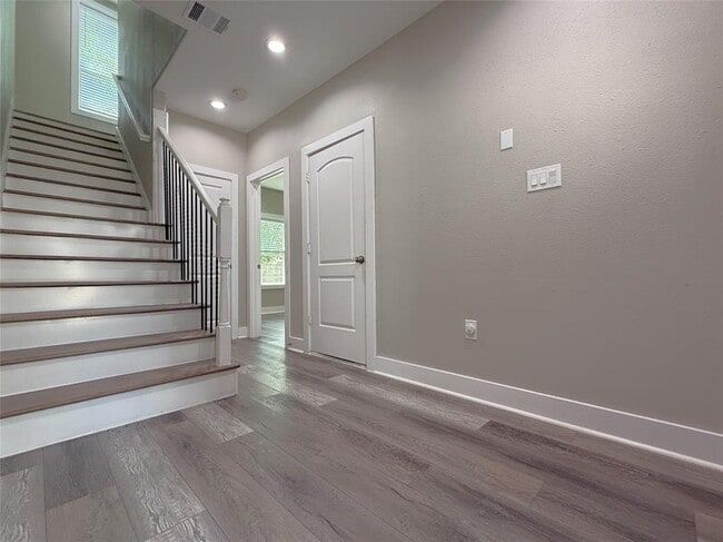 Building Photo - 2123 Bidwell Dr