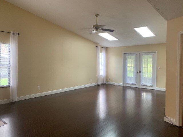 Foto del edificio - Stunning Pelican Bay Townhome