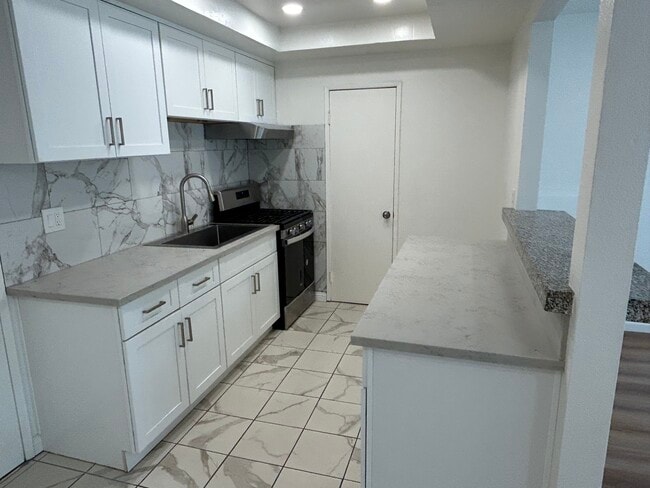 Building Photo - 915 Carob Way