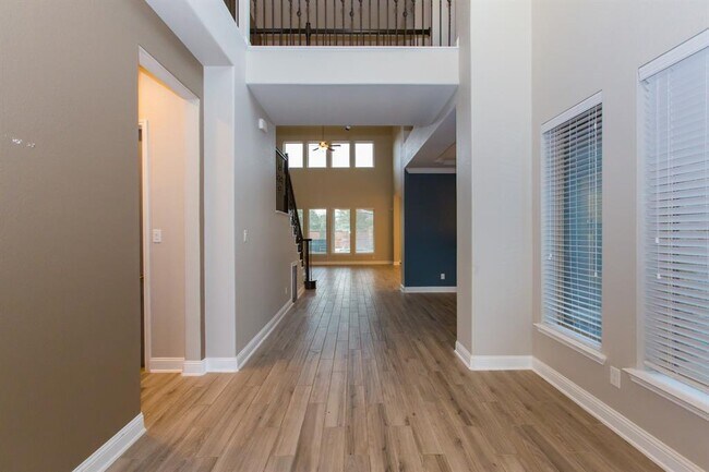 Foto del edificio - 14926 Dogwood View Ln