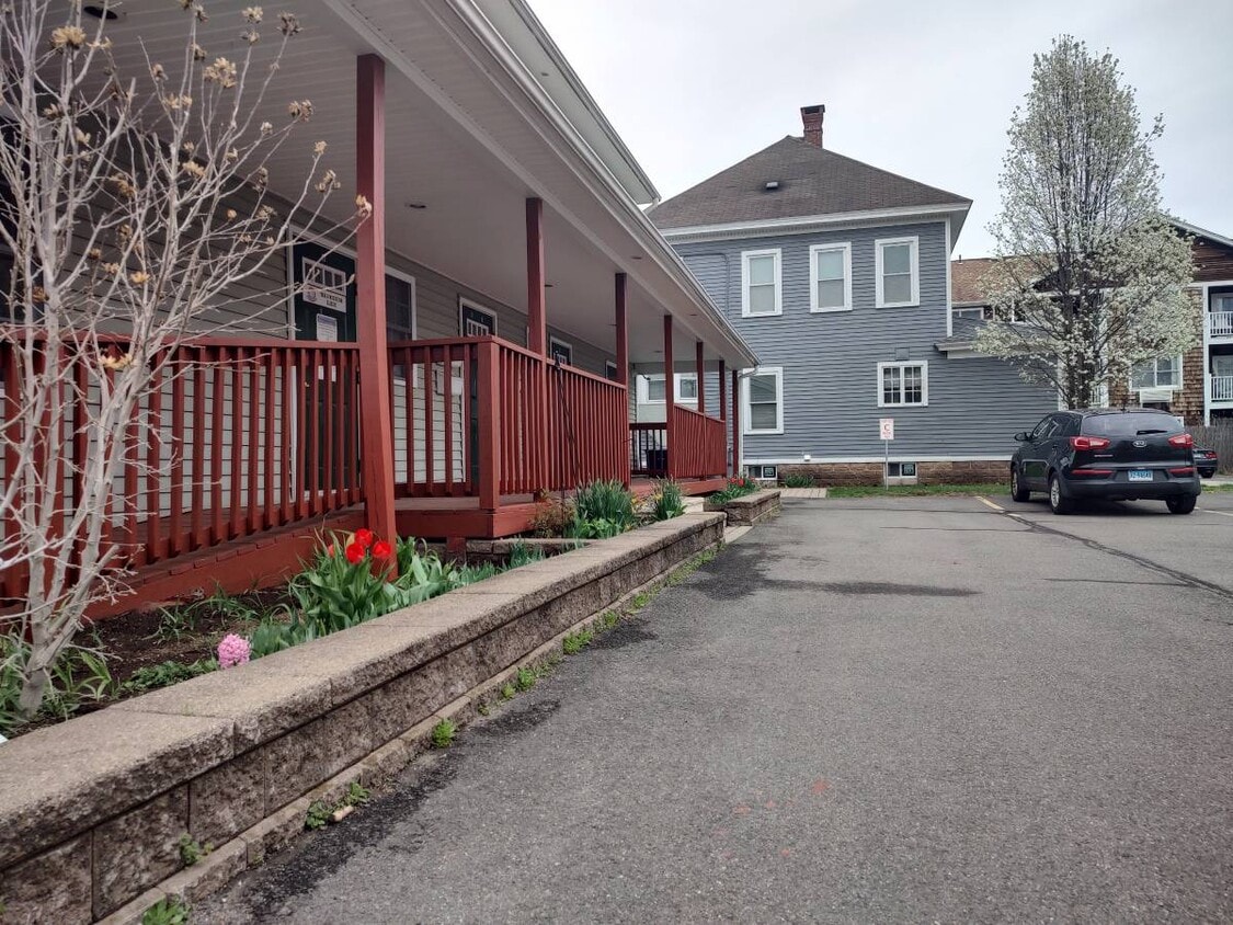 Primary Photo - 100 W Main St