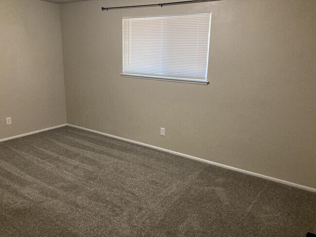Foto del edificio - 930 NW Donna Dr