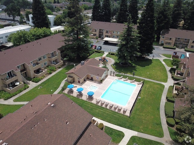 Rental Office and Pool - Creekside Park Apartments