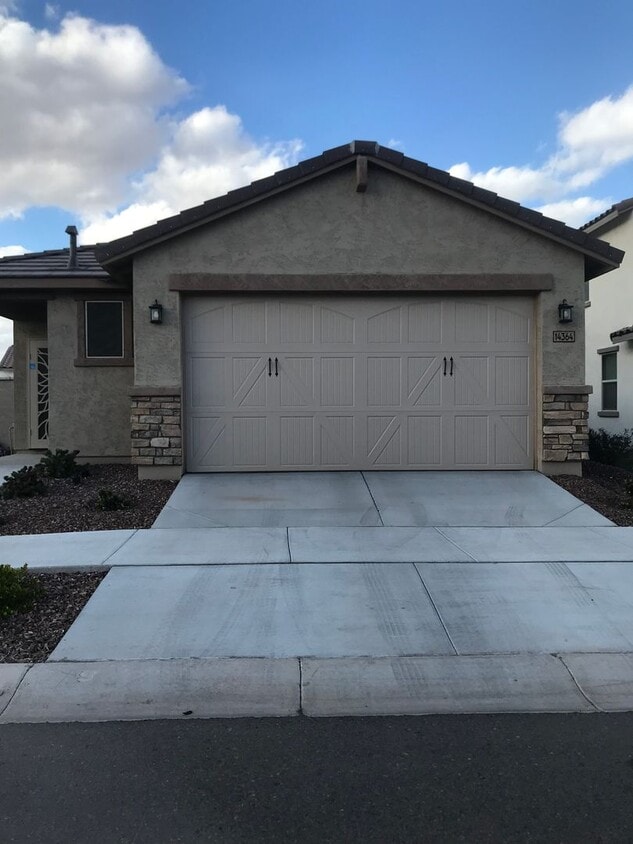 Primary Photo - Beautiful Newer 3 bedroom Home Sweetwater ...