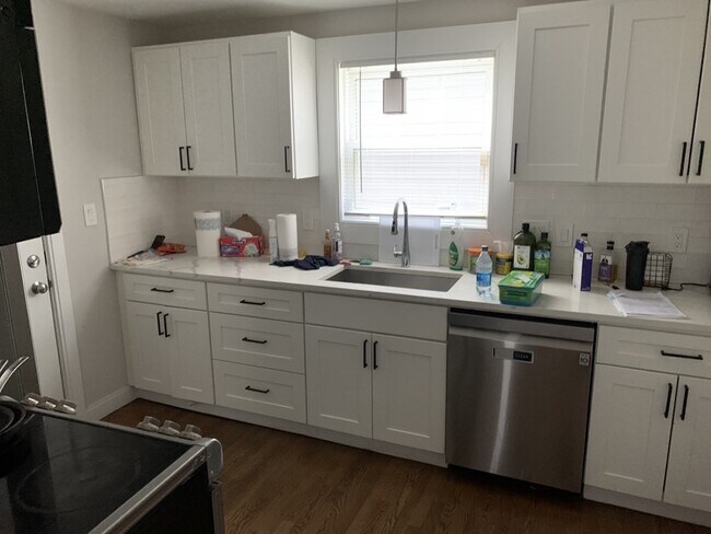 Building Photo - 31 Greycliff Rd